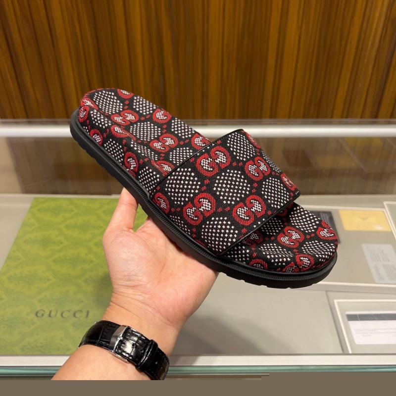 G*u*i slippers